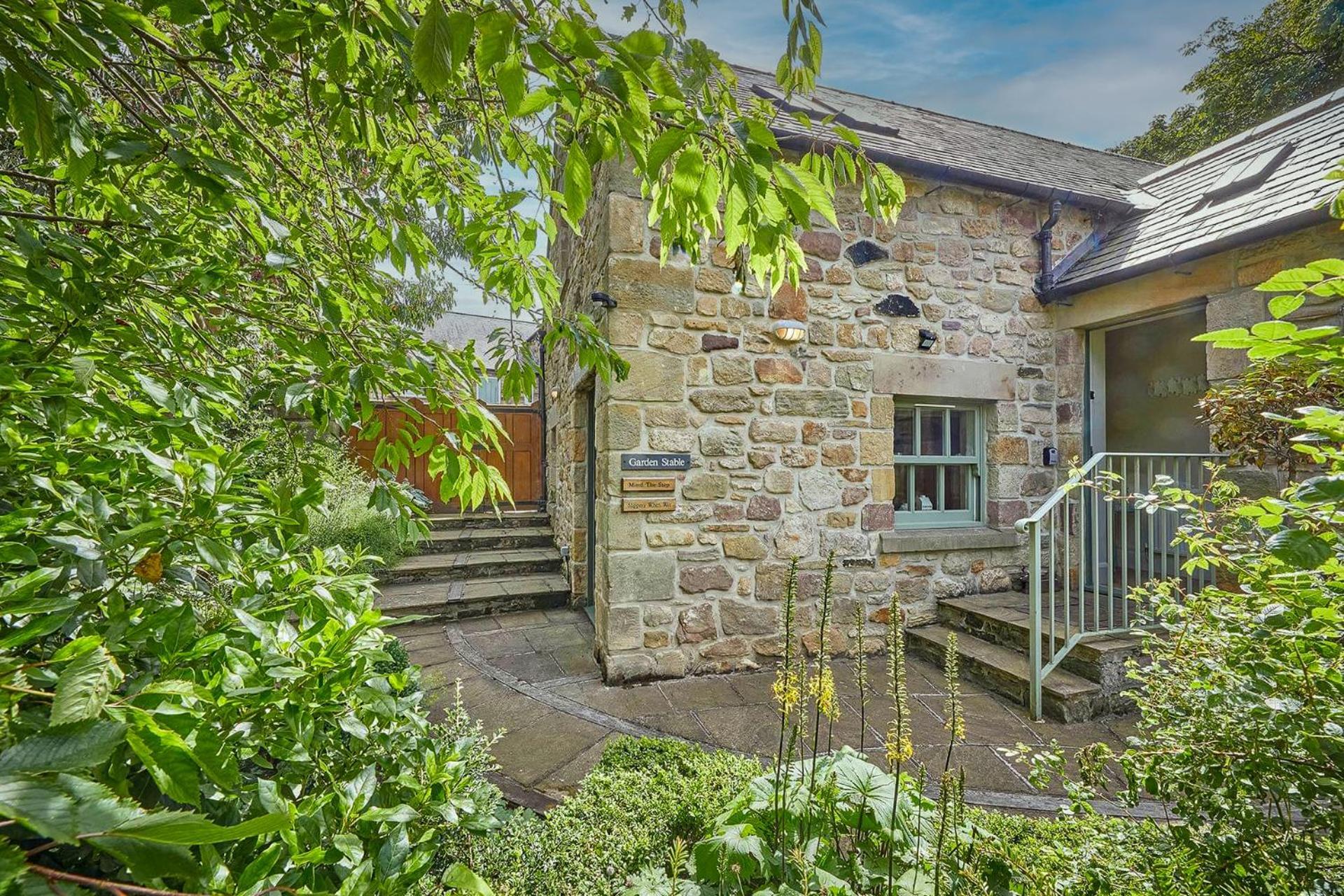 אלנמות' Garden Stable At Hallsteads: Luxury Stone Cottage, With Parking מראה חיצוני תמונה