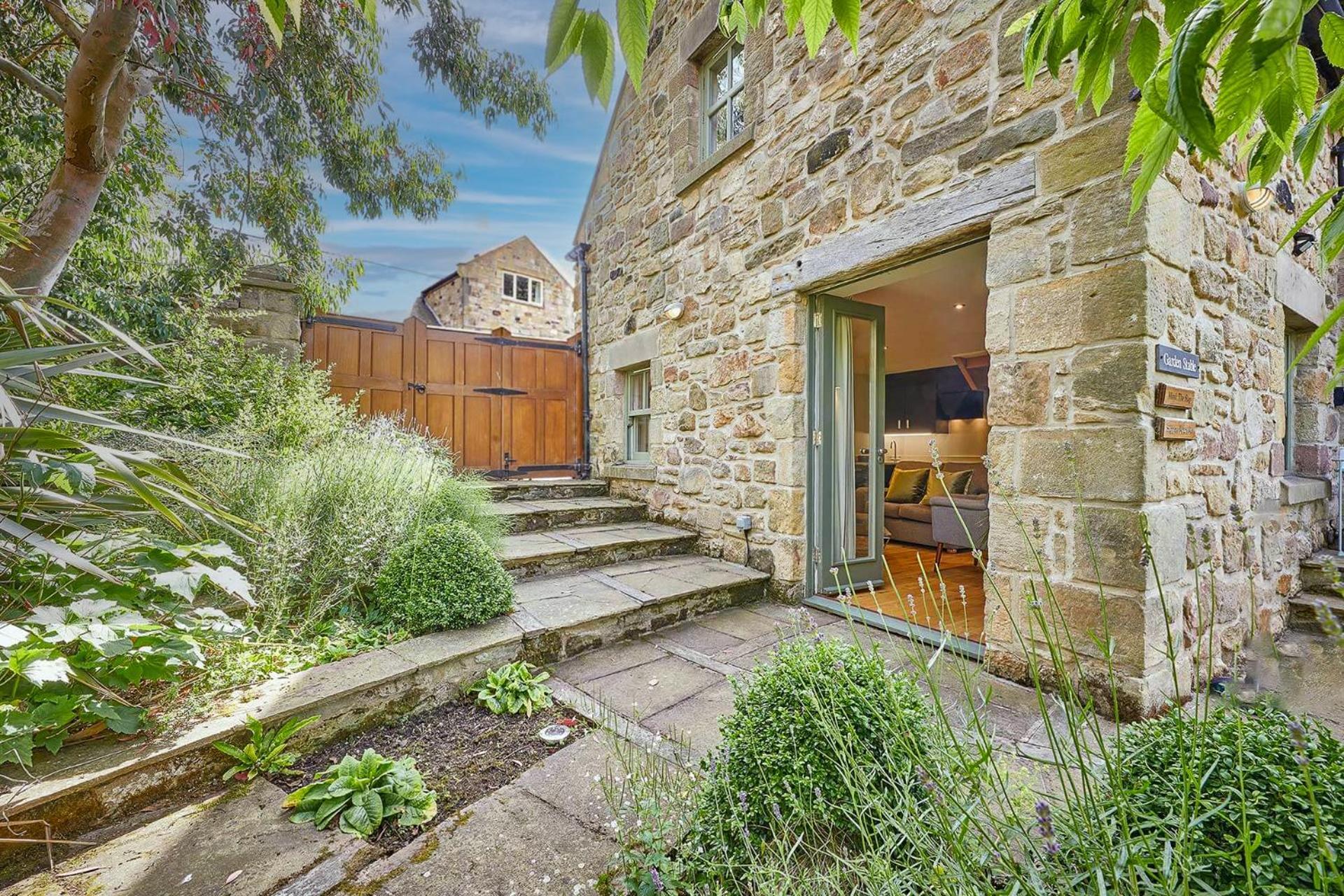 אלנמות' Garden Stable At Hallsteads: Luxury Stone Cottage, With Parking מראה חיצוני תמונה
